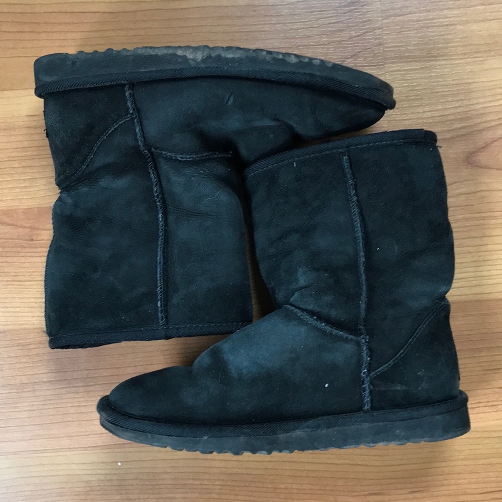 Black classic short Ugg boots size W6